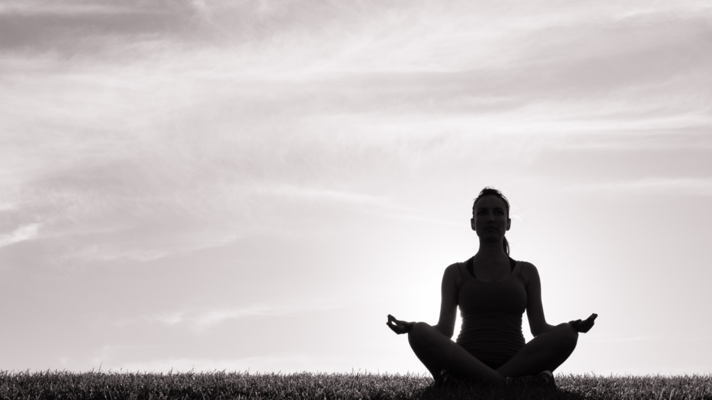 ヨガで瞑想をしている女性