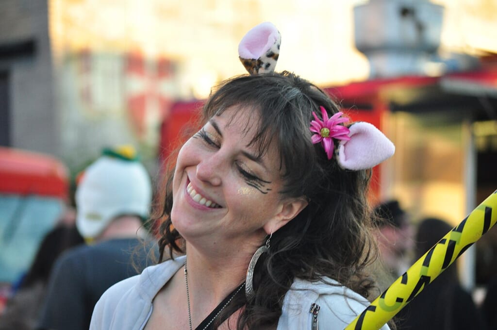 Honk Fest West 2013 Georgetown Seattle 268 9121523887 | オンザショア立川店 立川駅徒歩1分年中無休の溶岩ホットヨガスタジオ 催しの会場でフラフープを持つ女性の姿が写っている横長の写真 立川駅徒歩1分年中無休の溶岩ホットヨガスタジオ