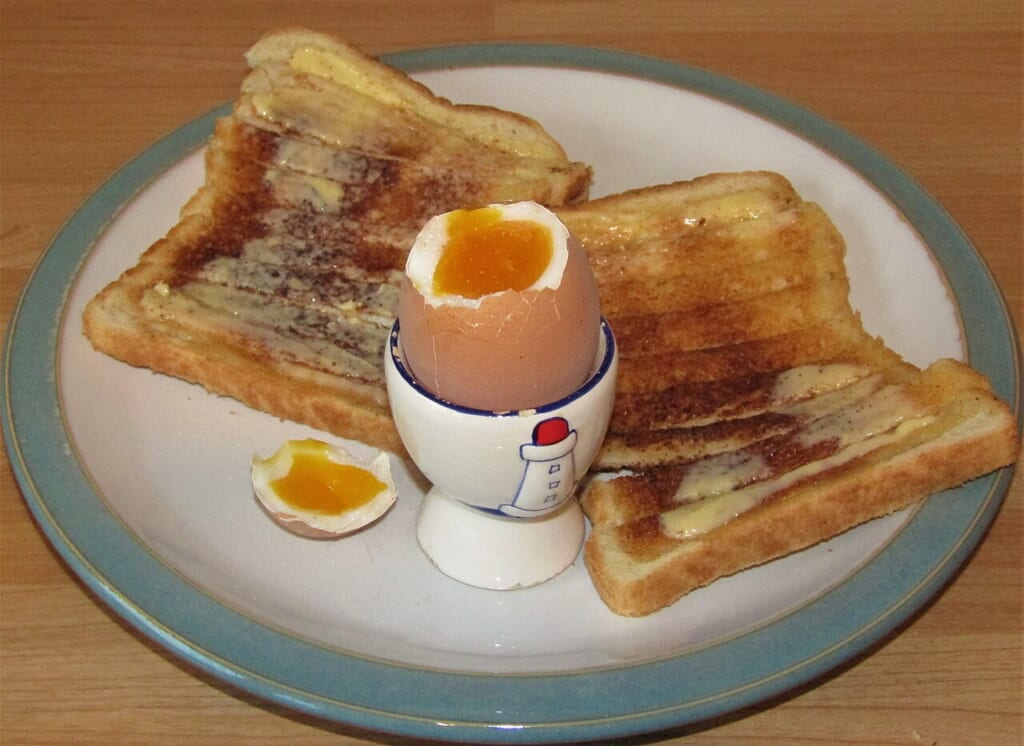 20191206 Boiled egg with toasted soliders Trimingham | オンザショア立川店 立川駅徒歩1分年中無休の溶岩ホットヨガスタジオ 朝食用に用意されたゆで卵と細長い棒状に切ったトーストを組み合わせた一皿 立川駅徒歩1分年中無休の溶岩ホットヨガスタジオ