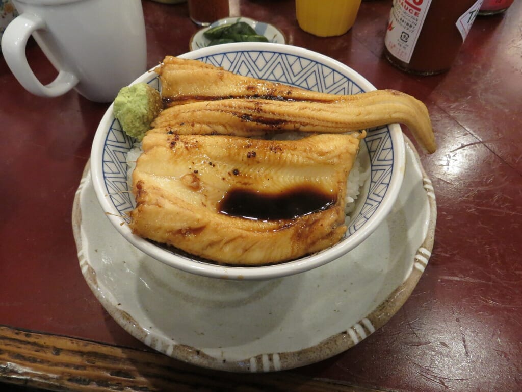 ご飯の上に穴子をのせた穴子丼を写した写真丼に盛り付けられた一品 立川駅徒歩1分年中無休の溶岩ホットヨガスタジオ