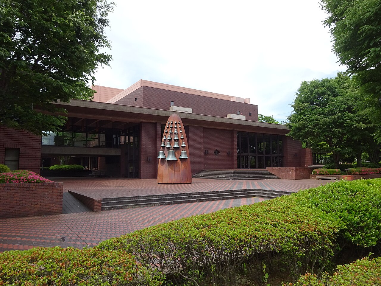 立川市柏町の国立音楽大学の講堂。正面の広場に、鐘を何段も連ねたカリヨンが立つ。
