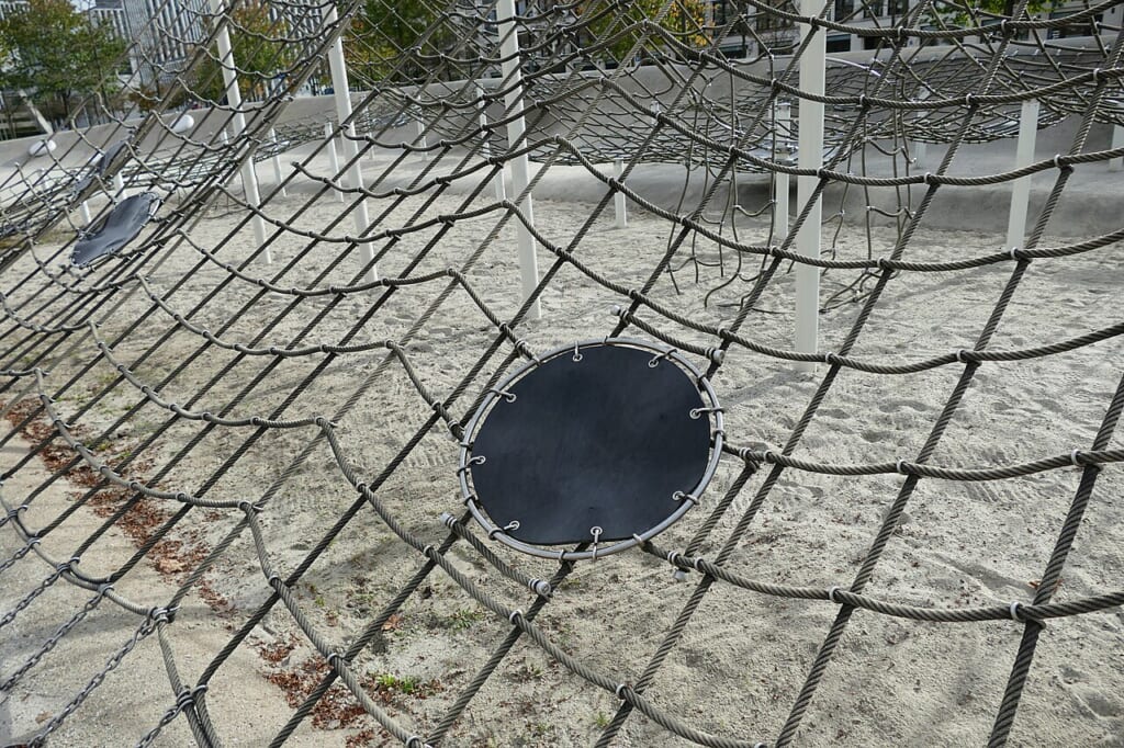 Playground in Arnulfpark 02 | オンザショア立川店 立川駅徒歩1分年中無休の溶岩ホットヨガスタジオ ドイツミュンヘンのアルヌルフ公園に設けられたジャングルジムの遊具 立川駅徒歩1分年中無休の溶岩ホットヨガスタジオ