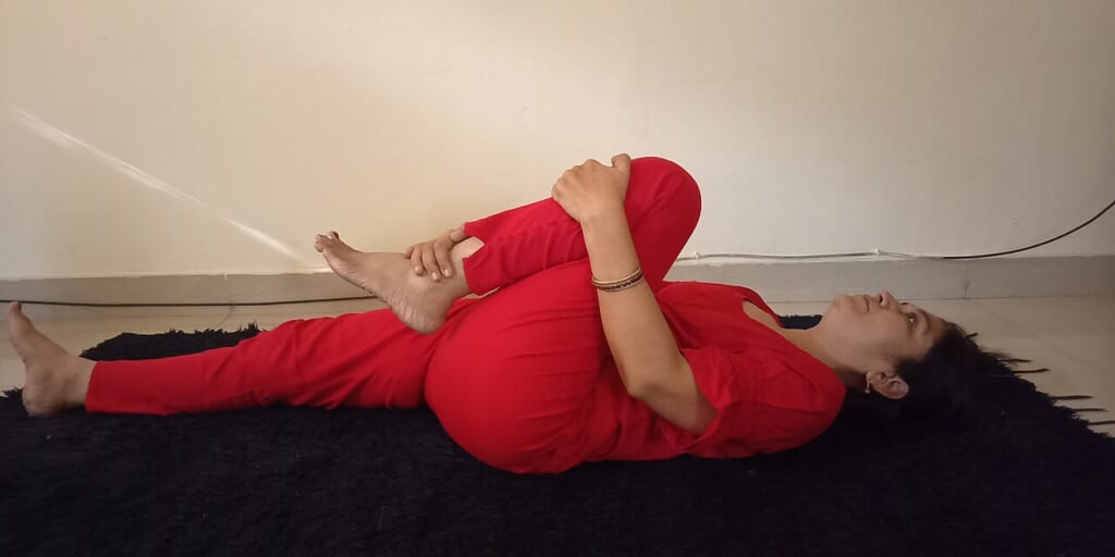 Fig2 Flexion knees in supine | オンザショア立川店 立川駅徒歩1分年中無休の溶岩ホットヨガスタジオ 仰向けになって膝を曲げる動きを示している膝の屈曲運動の写真 立川駅徒歩1分年中無休の溶岩ホットヨガスタジオ