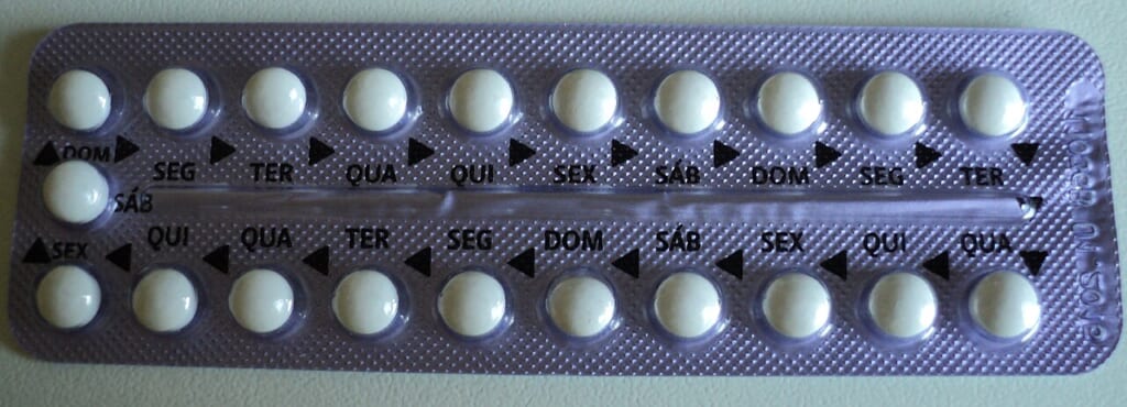 Combined oral contraceptive pill | オンザショア立川店 立川駅徒歩1分年中無休の溶岩ホットヨガスタジオ 配合経口避妊薬の外観を写した横長の写真飲み薬のピルが写っている 立川駅徒歩1分年中無休の溶岩ホットヨガスタジオ