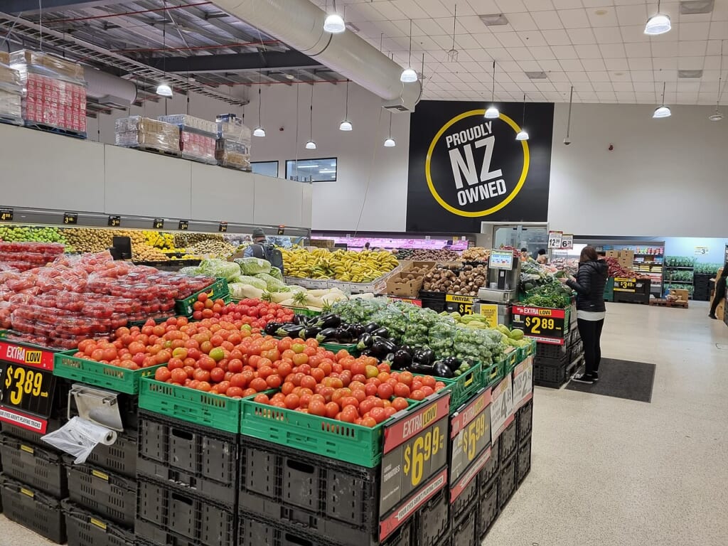 20220607 Fresh produce in New Zealand supermarket | オンザショア立川店 立川駅徒歩1分年中無休の溶岩ホットヨガスタジオ スーパーマーケットの青果売り場に陳列されたさまざまな生鮮野菜や果物 立川駅徒歩1分年中無休の溶岩ホットヨガスタジオ