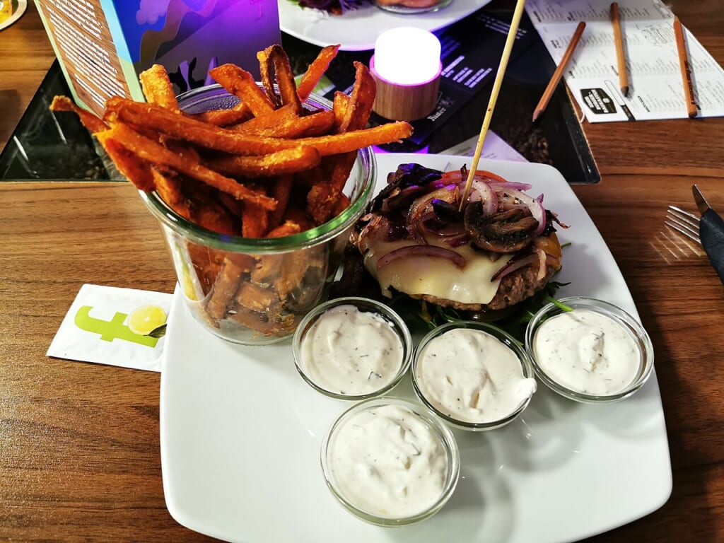 Burger ohne Brötchen Low Carb im Ionis Tauberbischofsheim | オンザショア立川店 立川駅徒歩1分年中無休の溶岩ホットヨガスタジオ バンズを使わずに盛り付けられたハンバーガーを写した料理の写真 立川駅徒歩1分年中無休の溶岩ホットヨガスタジオ