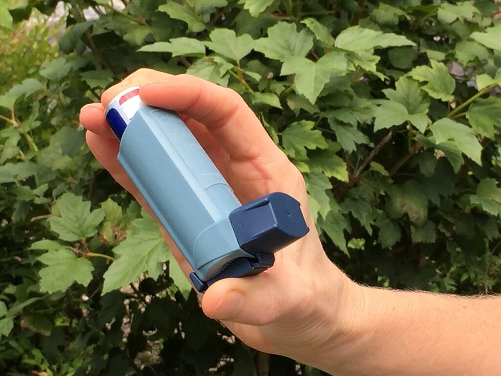 Asthma Inhaler 29172634251 | オンザショア立川店 立川駅徒歩1分年中無休の溶岩ホットヨガスタジオ ぜんそくの治療に用いる吸入器を手に持っている人物の様子を写した写真 立川駅徒歩1分年中無休の溶岩ホットヨガスタジオ