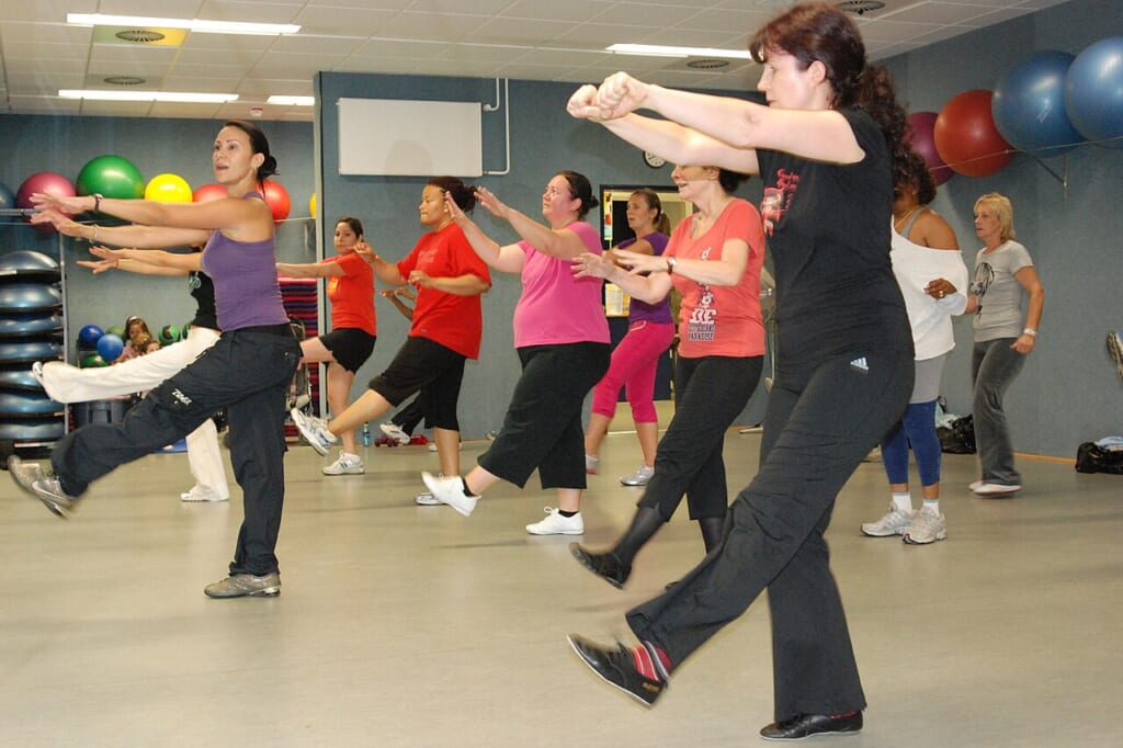 US Army 52862 Zumba adds Latin dance to fitness routine | オンザショア立川店 立川駅徒歩1分年中無休の溶岩ホットヨガスタジオ フィットネスセンターで指導者の振り付けに合わせてズンバを練習する参加者たち 立川駅徒歩1分年中無休の溶岩ホットヨガスタジオ