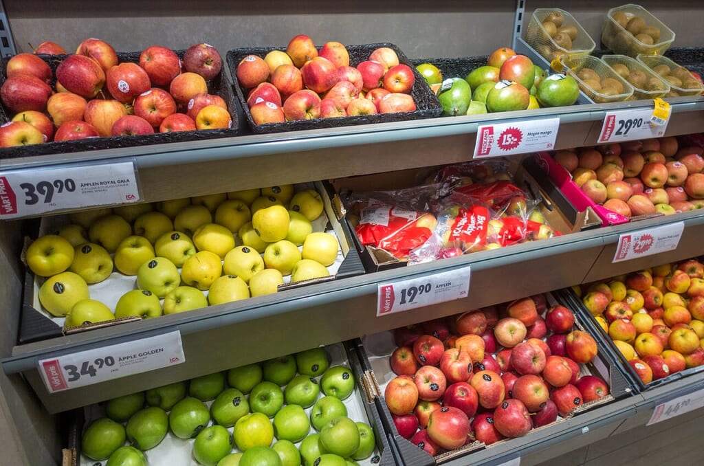 Fresh fruits and vegetables in 2020 01 | オンザショア立川店 立川駅徒歩1分年中無休の溶岩ホットヨガスタジオ 食料品店の売り場に並べられたさまざまな種類の果物や野菜の数々 立川駅徒歩1分年中無休の溶岩ホットヨガスタジオ