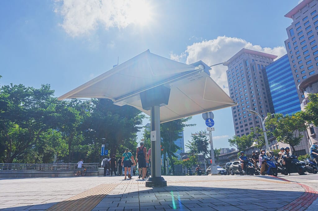 202610 Smart sidewalk sunshade East north sidewalk of New Taipei City Plaza | オンザショア立川店 立川駅徒歩1分年中無休の溶岩ホットヨガスタジオ 新北市の市民広場北側にある日よけ設備が設置された歩道の様子 立川駅徒歩1分年中無休の溶岩ホットヨガスタジオ