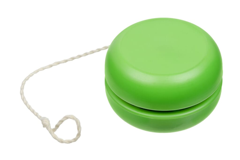 YoYoPlasticToyGreen | オンザショア立川店 立川駅徒歩1分年中無休の溶岩ホットヨガスタジオ 二つの円盤を組み合わせた本体にひもが付いた緑色のプラスチック製ヨーヨー 立川駅徒歩1分年中無休の溶岩ホットヨガスタジオ