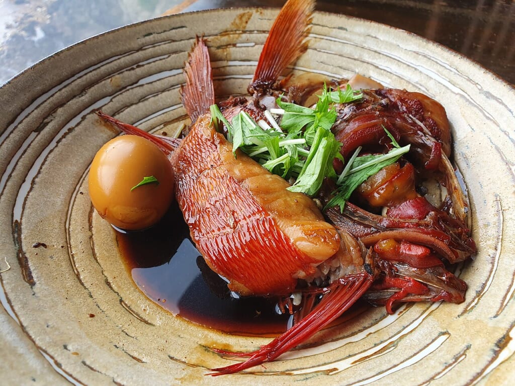 Fish dishes at Ebiman near Shirahama | オンザショア立川店 立川駅徒歩1分年中無休の溶岩ホットヨガスタジオ 静岡県下田市の飲食店で提供された皿に盛り付けられた魚料理の写真 立川駅徒歩1分年中無休の溶岩ホットヨガスタジオ