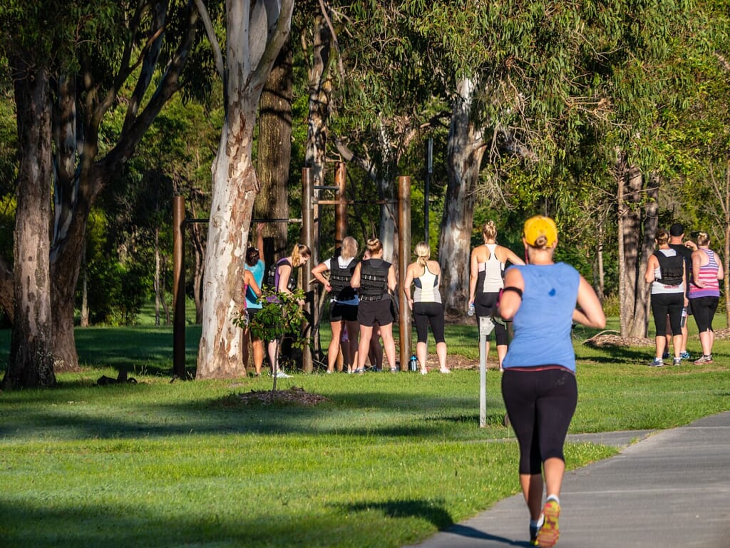 Exercise group 7th Brigade Park Chermside P1040897 | オンザショア立川店 立川駅徒歩1分年中無休の溶岩ホットヨガスタジオ 公園の開けた場所に集まり屋外で運動に取り組む人々を写した風景 立川駅徒歩1分年中無休の溶岩ホットヨガスタジオ