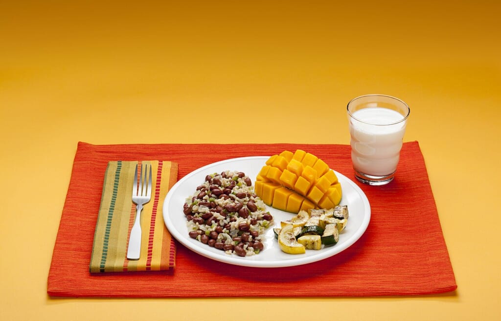 Dinner meal MyPlate 20210810FNSUNC0016 | オンザショア立川店 立川駅徒歩1分年中無休の溶岩ホットヨガスタジオ 玄米と豆カボチャの仲間の野菜マンゴーに牛乳を添えた一食分の夕食 立川駅徒歩1分年中無休の溶岩ホットヨガスタジオ