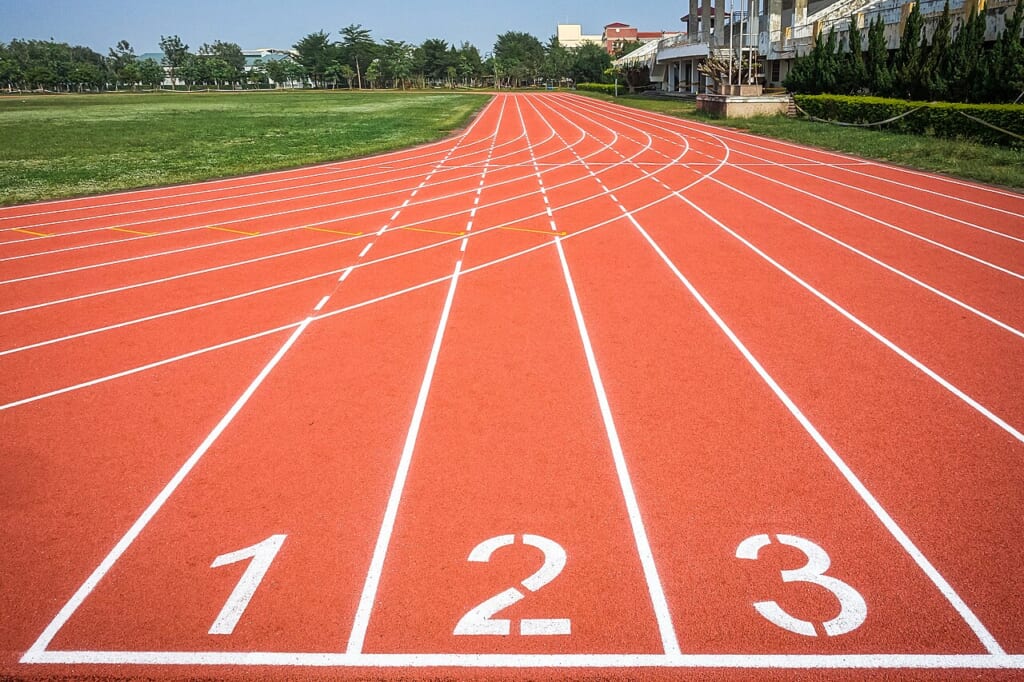 Allweather running track | オンザショア立川店 立川駅徒歩1分年中無休の溶岩ホットヨガスタジオ 屋外の運動施設に設けられたランニングのための全天候型トラック 立川駅徒歩1分年中無休の溶岩ホットヨガスタジオ