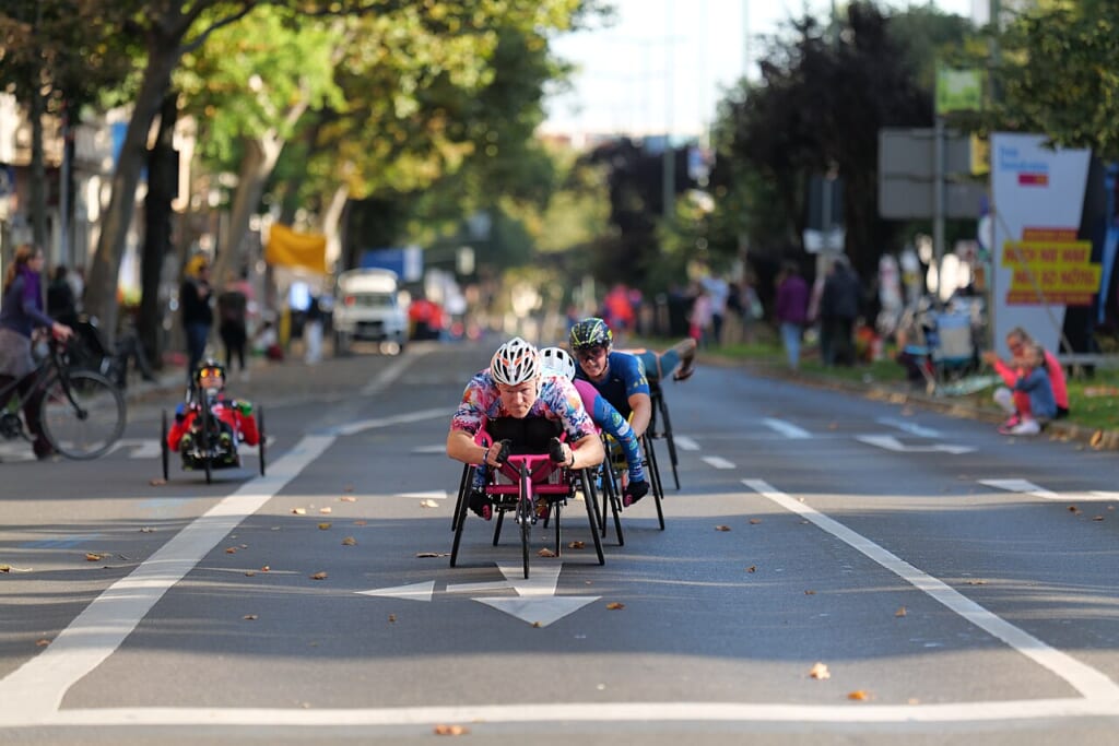 ベルリンマラソンの競技中にハンドサイクルで走行する参加者たち 立川駅徒歩1分年中無休の溶岩ホットヨガスタジオ