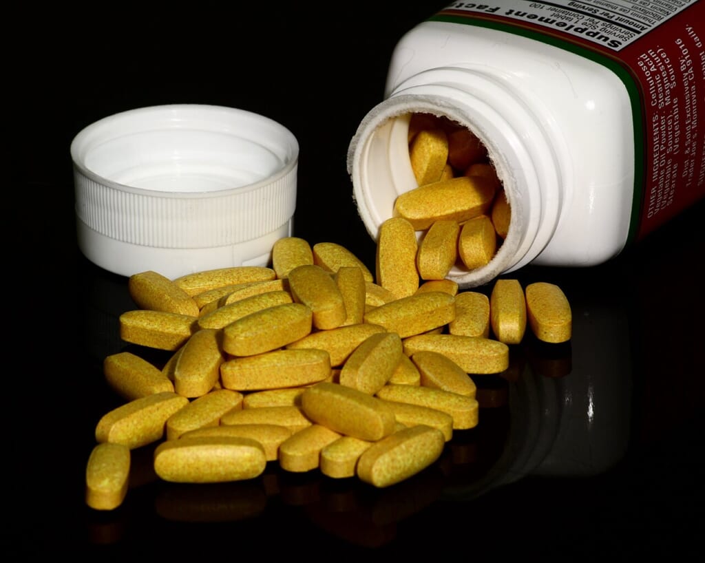 B vitamin supplement tablets | オンザショア立川店 立川駅徒歩1分年中無休の溶岩ホットヨガスタジオ 複数のビタミンB群を含む栄養補助食品として販売されている錠剤の写真 立川駅徒歩1分年中無休の溶岩ホットヨガスタジオ