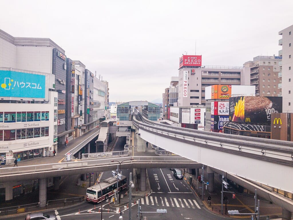Tachikawaminami station 20190329 1 sa | オンザショア立川店 立川駅徒歩1分年中無休の溶岩ホットヨガスタジオ 多摩モノレール立川南駅と南口の街並みを北側から望むまんがぱーくへはここから歩いて約12分 立川駅徒歩1分年中無休の溶岩ホットヨガスタジオ
