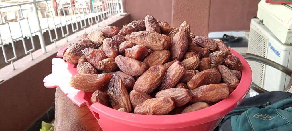 Bowl of Dates | オンザショア立川店 立川駅徒歩1分年中無休の溶岩ホットヨガスタジオ 器に盛られた複数のナツメヤシの実デーツを写した横長の写真 立川駅徒歩1分年中無休の溶岩ホットヨガスタジオ