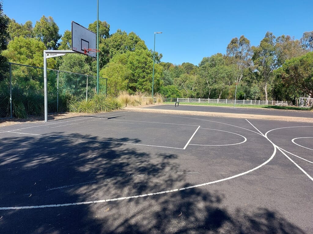 Public basketball court in Melbourne VIC Australia | オンザショア立川店 立川駅徒歩1分年中無休の溶岩ホットヨガスタジオ メルボルンにある公共のバスケットボールコートを写した風景写真 立川駅徒歩1分年中無休の溶岩ホットヨガスタジオ