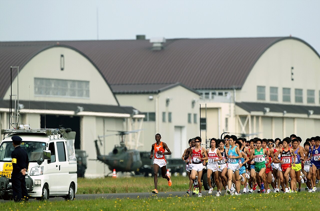 陸上自衛隊立川駐屯地の滑走路をスタートする箱根駅伝予選会の学生ランナーたち