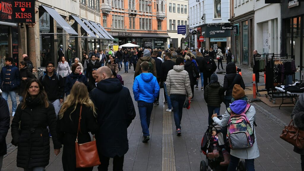 People walking on a street in Copenhagen | オンザショア立川店 立川駅徒歩1分年中無休の溶岩ホットヨガスタジオ デンマークの首都コペンハーゲンで撮影された通りを歩く人々の様子 立川駅徒歩1分年中無休の溶岩ホットヨガスタジオ