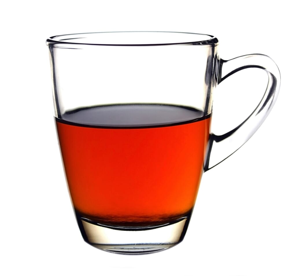 Cup of black tea | オンザショア立川店 立川駅徒歩1分年中無休の溶岩ホットヨガスタジオ カップに注がれた紅茶の写真器に入った紅茶の液面が写っている 立川駅徒歩1分年中無休の溶岩ホットヨガスタジオ