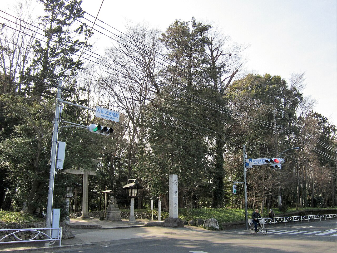 甲州街道側から見た谷保天満宮の入口。鳥居の奥に鎮守の森が茂る。