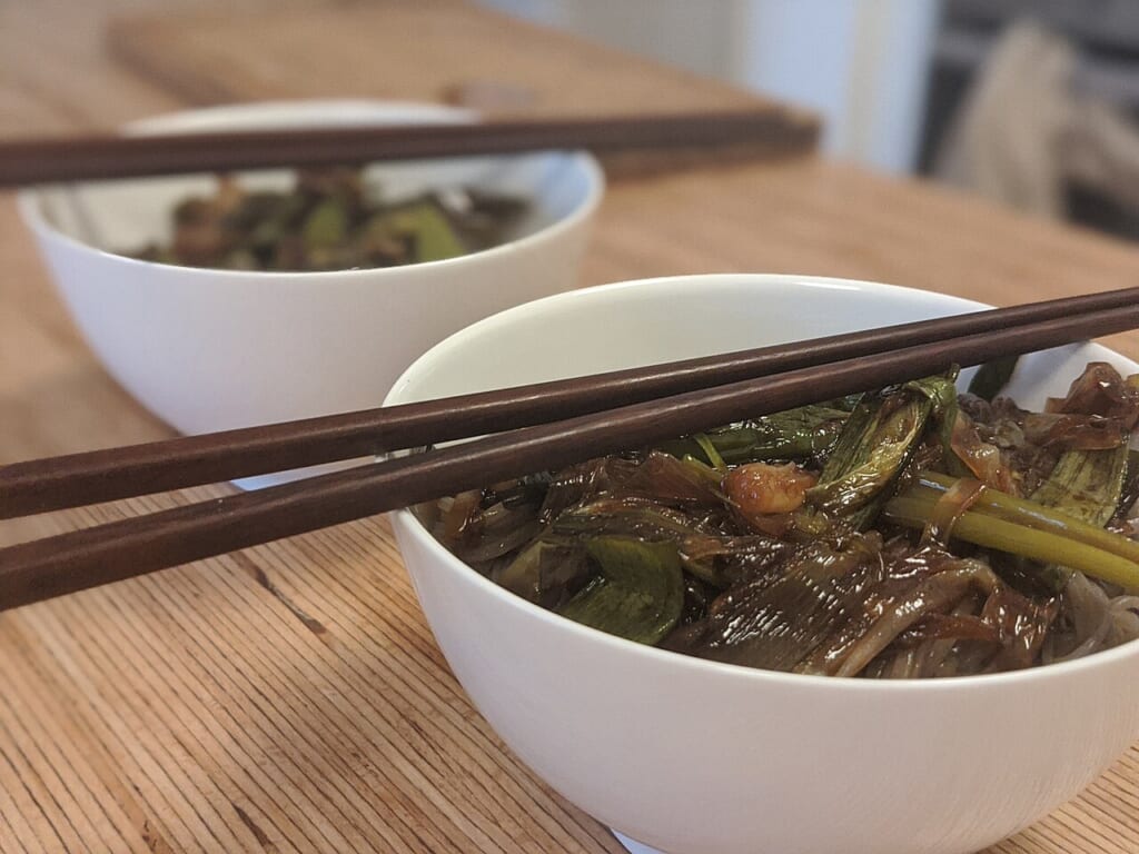 Two bowls of soba noodles with chopsticks 2 | オンザショア立川店 立川駅徒歩1分年中無休の溶岩ホットヨガスタジオ 二つの器に盛られたそばの麺とそれぞれの器に添えられた箸の写真 立川駅徒歩1分年中無休の溶岩ホットヨガスタジオ