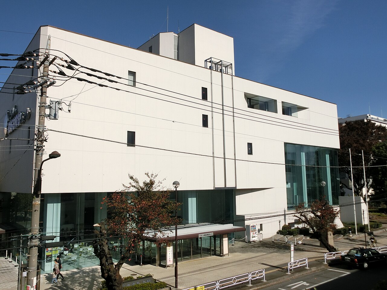 立川市錦町の立川市市民会館(たましんRISURUホール)の外観