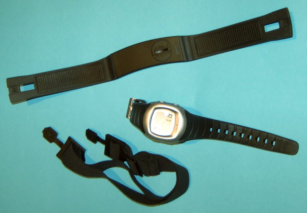 Chest belt with heart beat registration | オンザショア立川店 立川駅徒歩1分年中無休の溶岩ホットヨガスタジオ 心拍数を記録する胸部ベルト腕時計型の小型コンピューター伸縮性のストラップ 立川駅徒歩1分年中無休の溶岩ホットヨガスタジオ
