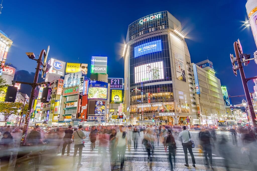 東京渋谷のスクランブル交差点を渡る歩行者たちハチ公前広場から撮影された写真 立川駅徒歩1分年中無休の溶岩ホットヨガスタジオ