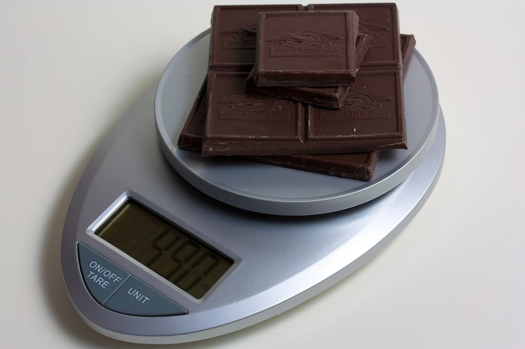 食材の分量を重さで確かめる際に使うキッチンスケールを写した写真 立川駅徒歩1分年中無休の溶岩ホットヨガスタジオ