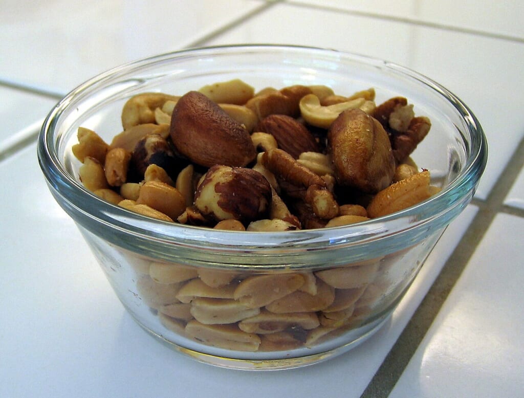Mixed nuts small tile | オンザショア立川店 立川駅徒歩1分年中無休の溶岩ホットヨガスタジオ タイルの上の小鉢に盛られたミックスナッツ大きなナッツの下にピーナッツが見える 立川駅徒歩1分年中無休の溶岩ホットヨガスタジオ