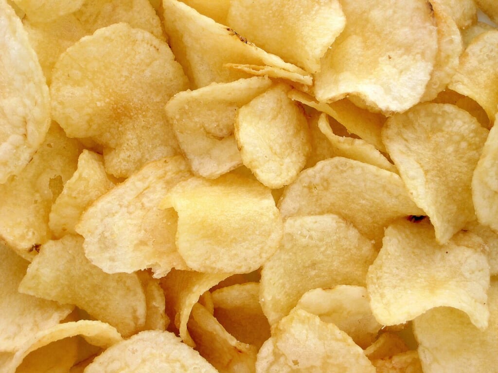 じゃがいもを薄く切って揚げたポテトチップスがひと山に積み重ねられている 立川駅徒歩1分年中無休の溶岩ホットヨガスタジオ