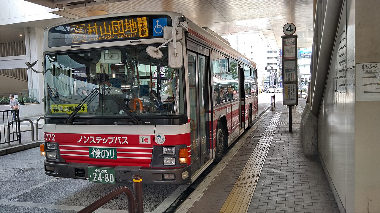 立川駅北口に停まる立川バスの路線バス。駅は南北を結ぶバスの起点でもある