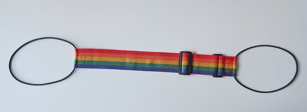 Yoga mat strap | オンザショア立川店 立川駅徒歩1分年中無休の溶岩ホットヨガスタジオ ヨガマット用のストラップを横長の画面に収め用具の形が分かる写真 立川駅徒歩1分年中無休の溶岩ホットヨガスタジオ