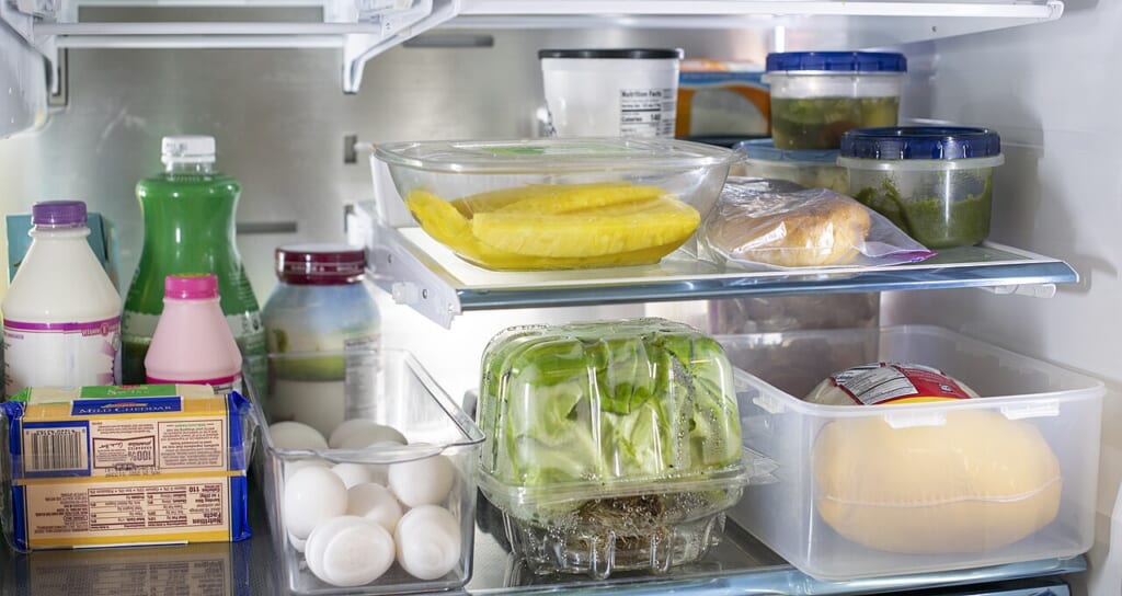 Food Safety Cut Waste in Refrigerators 20200605FSISLSC0017 | オンザショア立川店 立川駅徒歩1分年中無休の溶岩ホットヨガスタジオ 冷蔵庫の棚に食品が並び庫内の複数の段に分けて置かれている様子 立川駅徒歩1分年中無休の溶岩ホットヨガスタジオ