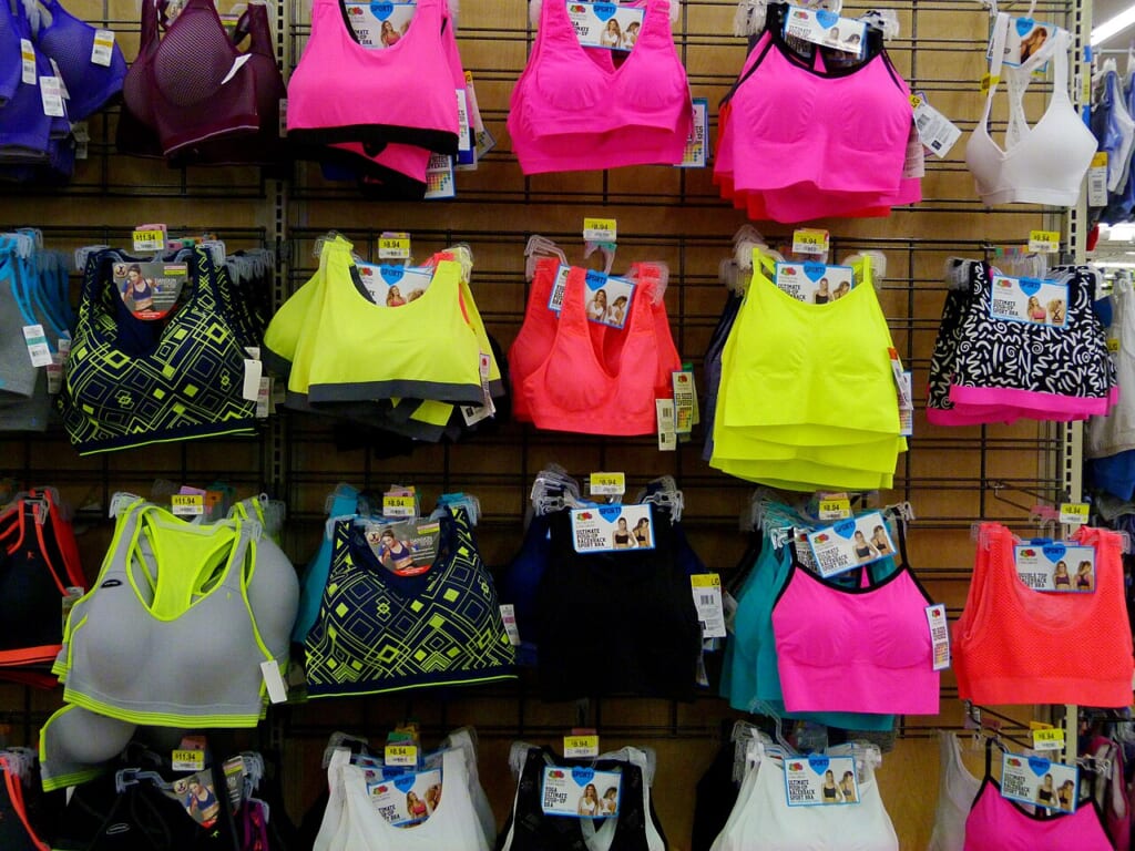 Colorful sports bras in Walmart | オンザショア立川店 立川駅徒歩1分年中無休の溶岩ホットヨガスタジオ 店の壁に並ぶ色とりどりのスポーツブラ 立川駅徒歩1分年中無休の溶岩ホットヨガスタジオ