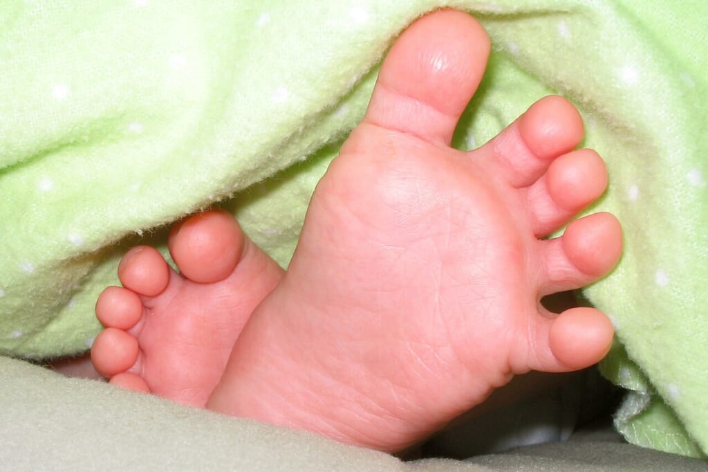 赤ちゃんの小さな足を写した写真足と足先の様子に焦点を当てている 立川駅徒歩1分年中無休の溶岩ホットヨガスタジオ