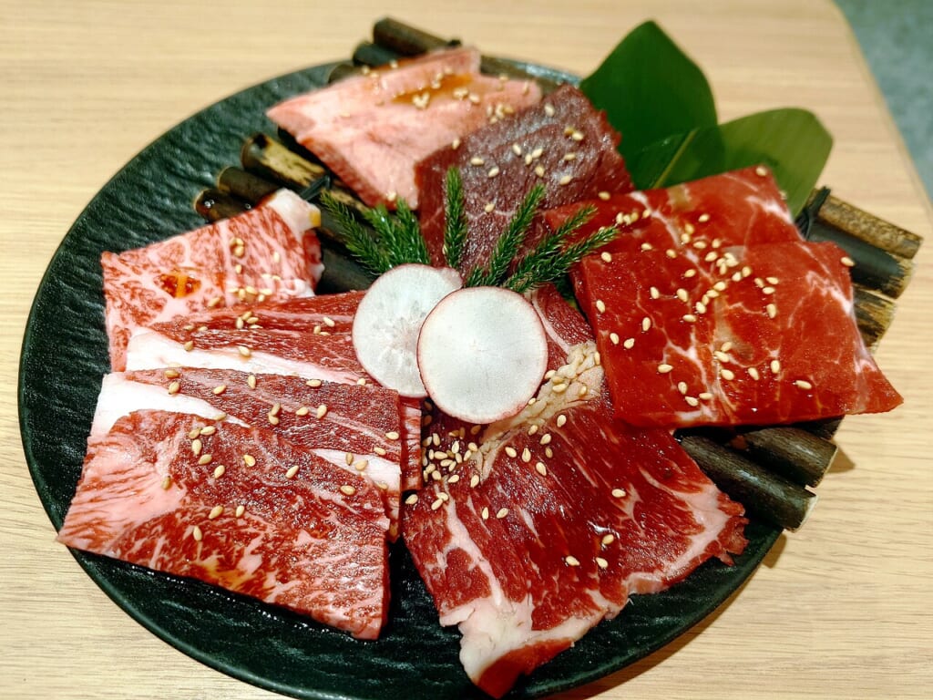 Assorted Raw Beef Slices for Yakiniku | オンザショア立川店 立川駅徒歩1分年中無休の溶岩ホットヨガスタジオ 焼肉用に薄く切り分けられたさまざまな種類の生の牛肉の盛り合わせ 立川駅徒歩1分年中無休の溶岩ホットヨガスタジオ