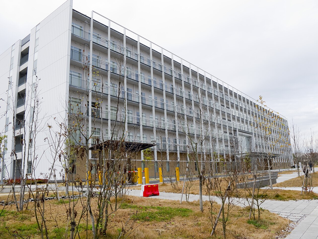 A research institute building in Midori-cho, where the statistics institute and others moved; white walls, rows of windows
