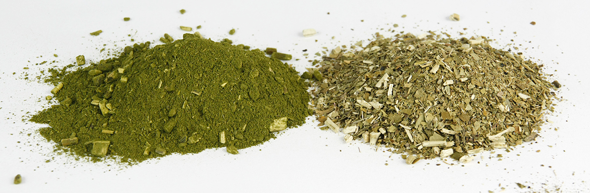 ブラジルのシマロンとアルゼンチンのマテ茶に使う、乾燥した茶葉の比較。