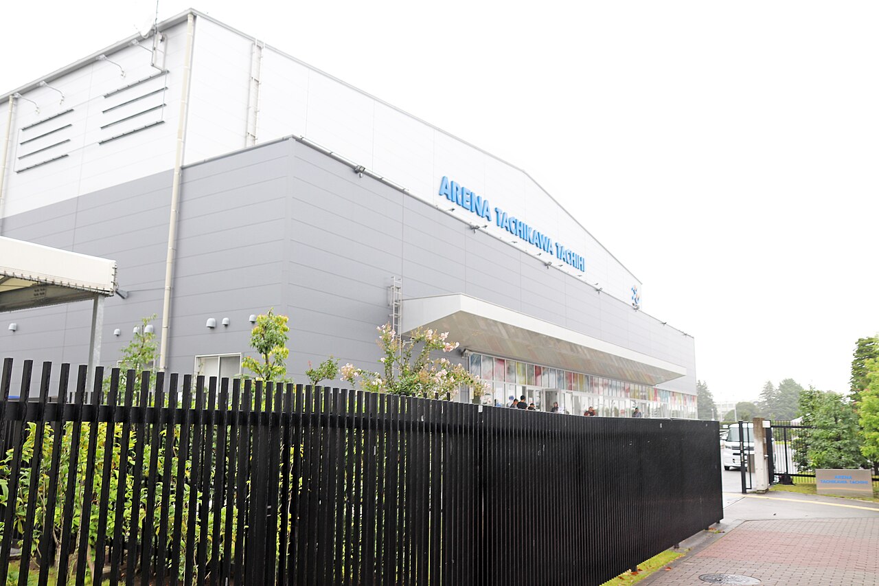立飛駅のそばに建つアリーナ立川立飛。白い外壁に、館名の文字が並ぶ