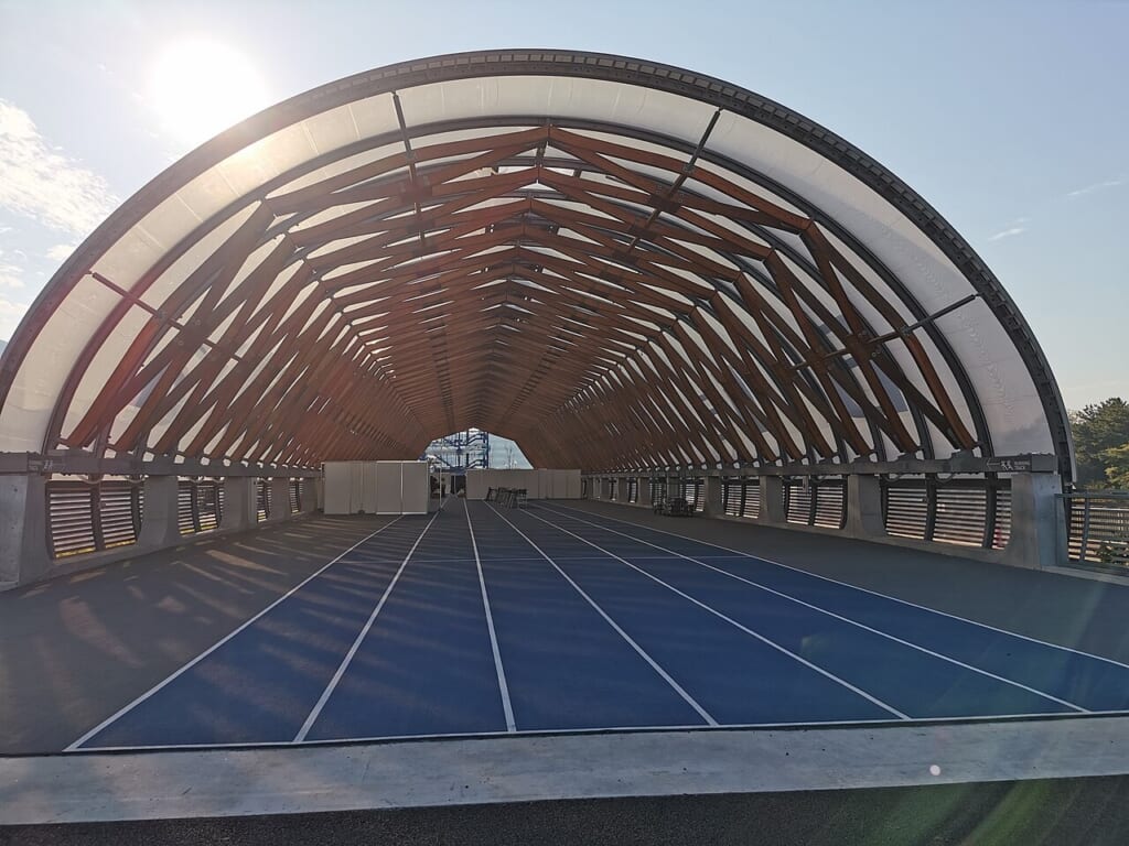Brillia Running Stadium track | オンザショア立川店 立川駅徒歩1分年中無休の溶岩ホットヨガスタジオ トンネル状の構造物の中に六つのレーンが並ぶ六十メートルの走路 立川駅徒歩1分年中無休の溶岩ホットヨガスタジオ