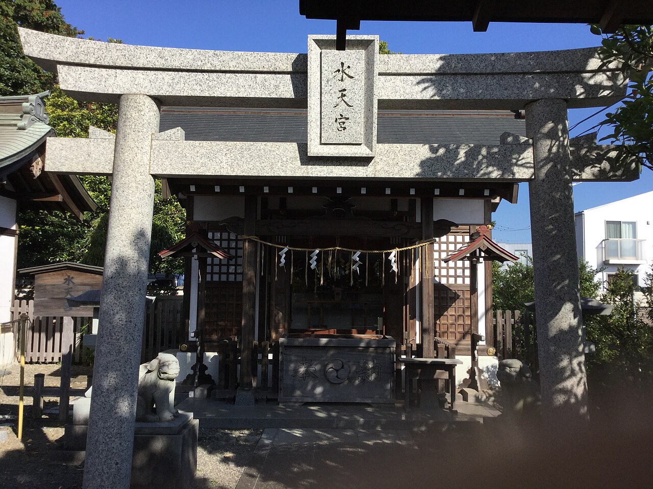 The torii gate and shrine of the Suitengu enshrined in the grounds of Azusami Tenjin Shrine (2019)