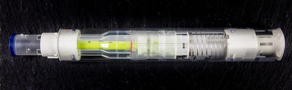 注射に用いる自動注射器の外観を写した写真器具の本体が見える 立川駅徒歩1分年中無休の溶岩ホットヨガスタジオ