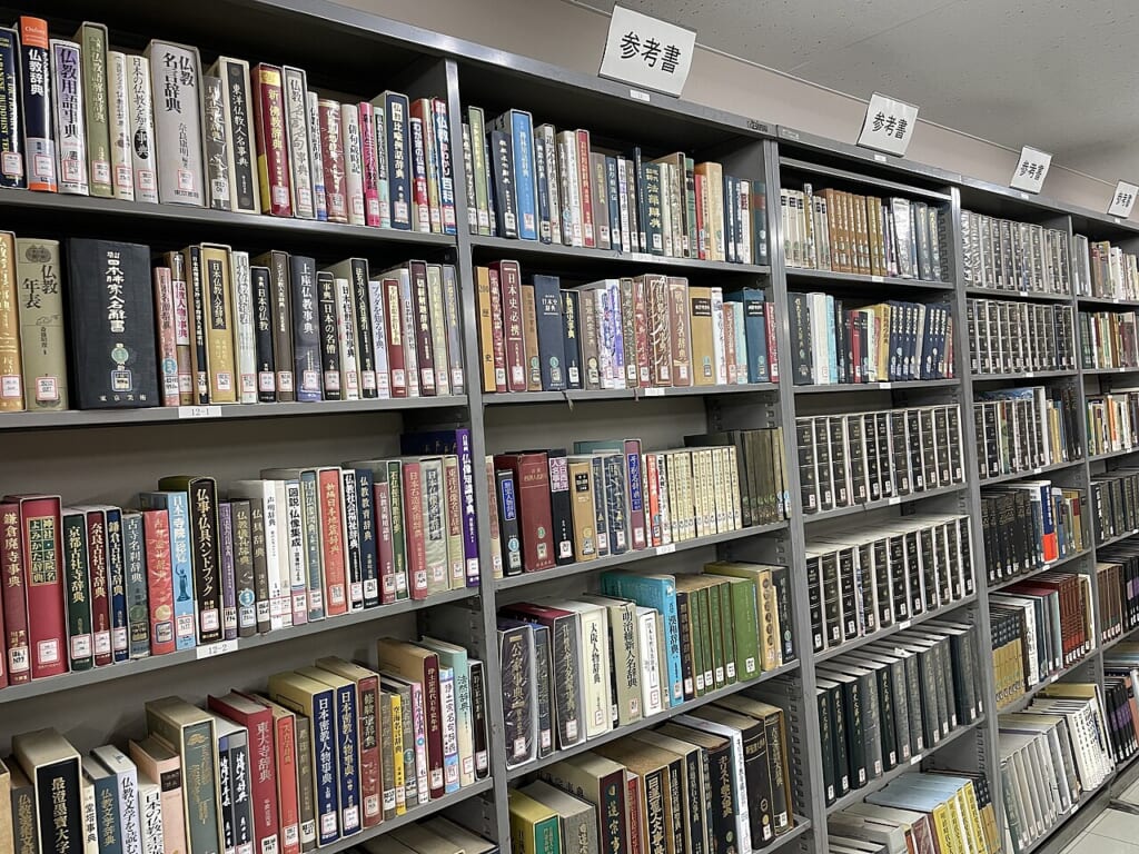 Reference books in Sanko Library 2 | オンザショア立川店 立川駅徒歩1分年中無休の溶岩ホットヨガスタジオ 三康図書館Sanko Libraryの館内で撮影された棚に並ぶ参考図書 立川駅徒歩1分年中無休の溶岩ホットヨガスタジオ