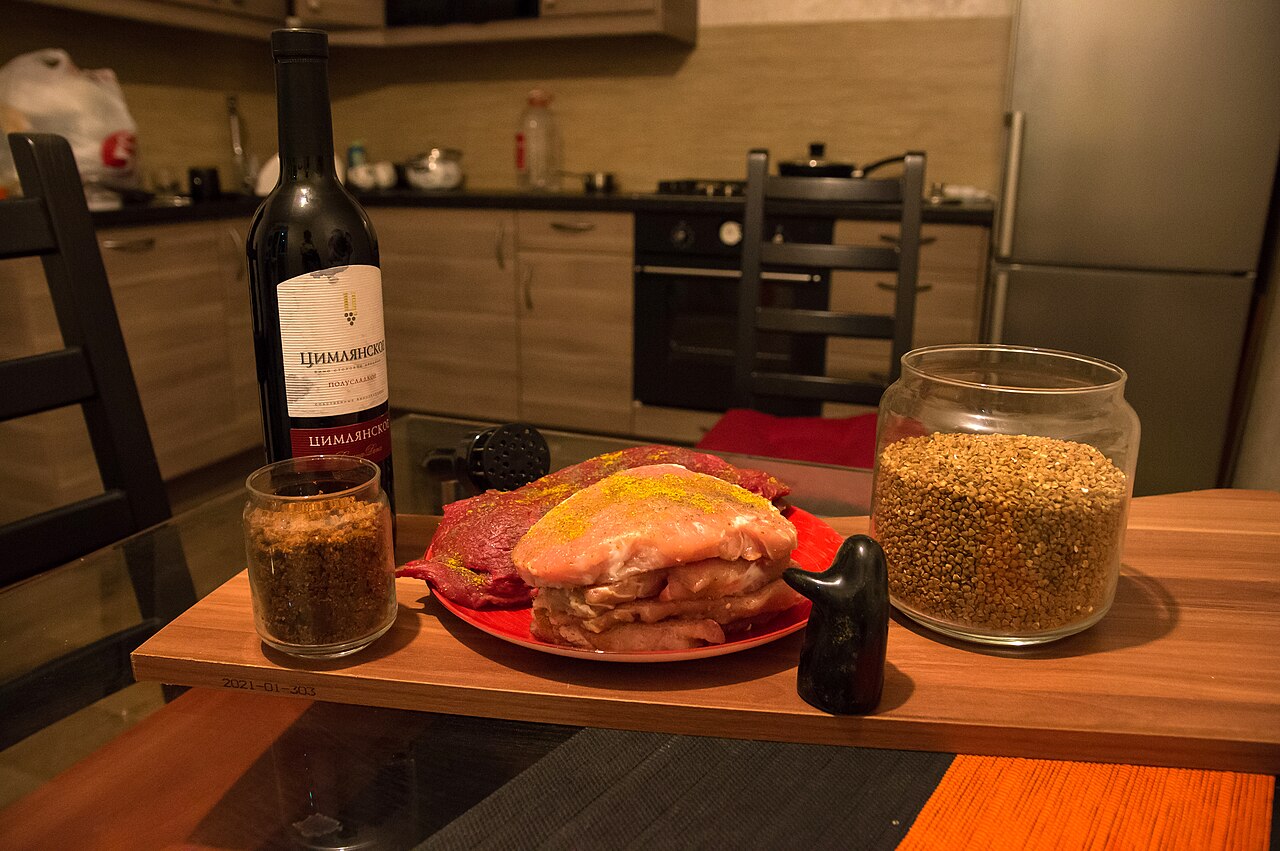 キッチンに置かれた、調理する前の牛肉と豚肉の切り分けられた部位。