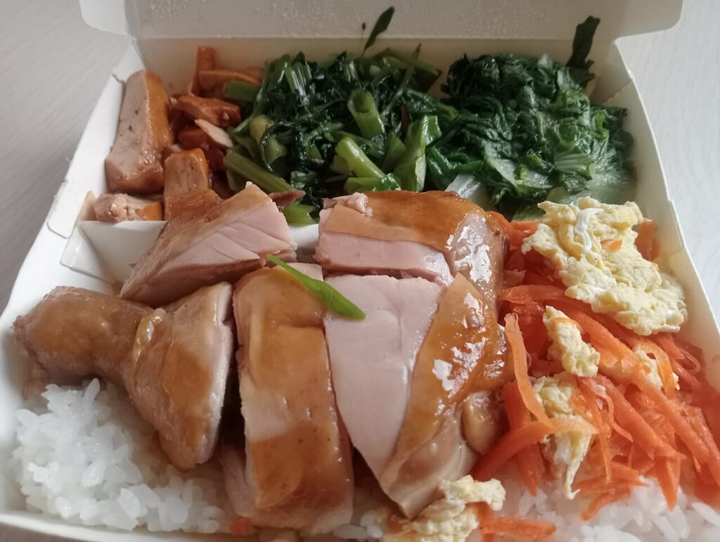 鶏肉と豆腐野菜を組み合わせた料理を写した食事の内容が分かる写真 立川駅徒歩1分年中無休の溶岩ホットヨガスタジオ
